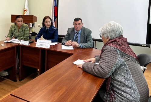 Уполномоченный провел прием граждан в Юридической клинике Калмыцкого государственного университета