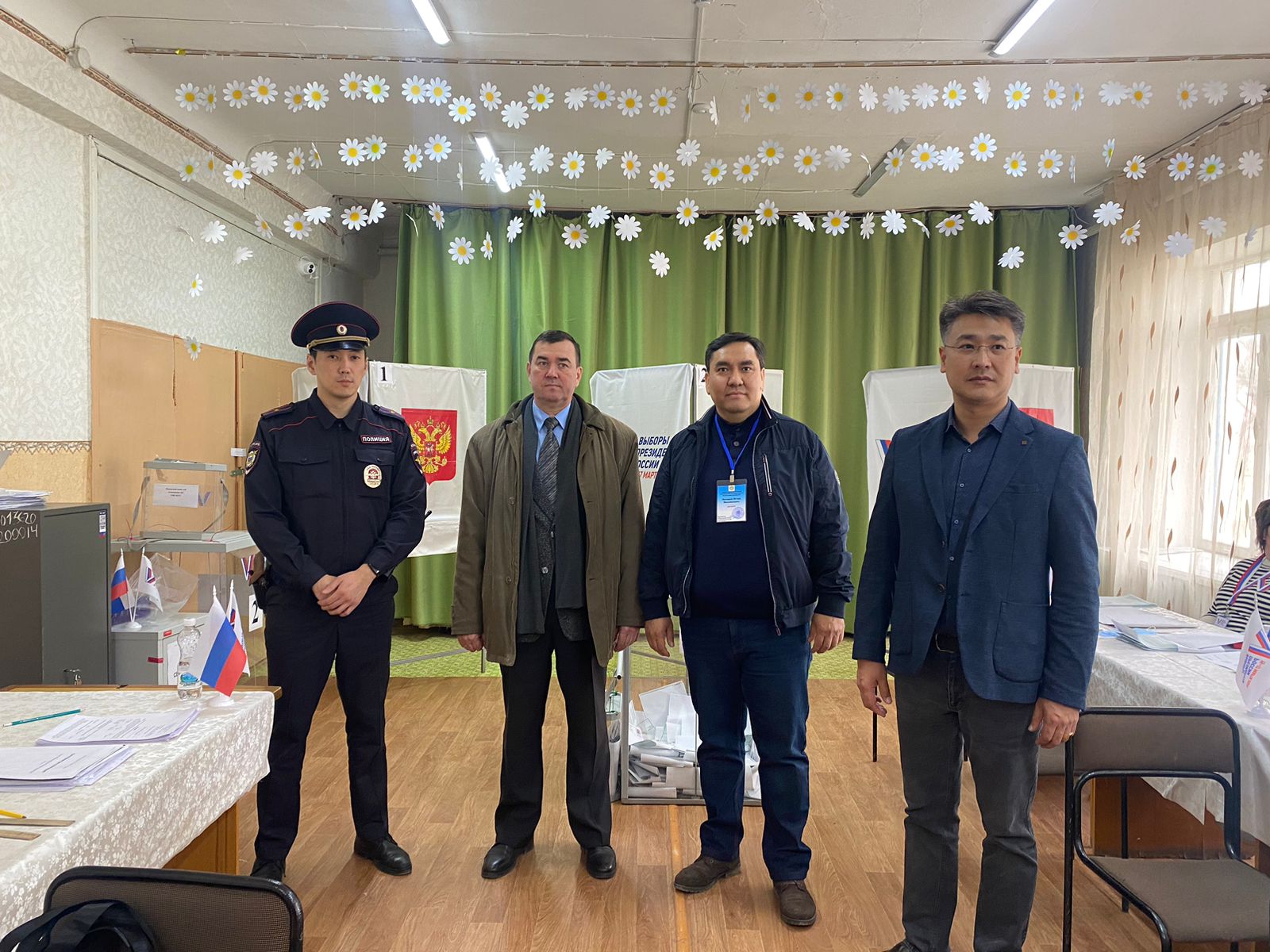 Посетил участковые избирательные комиссии Целинного района Республики Калмыкия