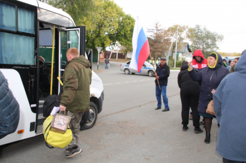 Руководитель Аппарата принял участие в личном приеме мобилизованных граждан на сборном пункте Военного комиссариата Калмыкии